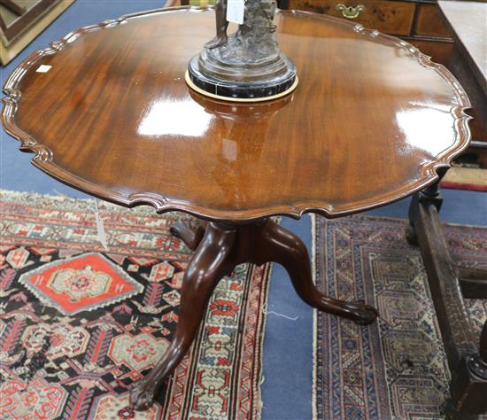 A George III mahogany circular topped supper table, W.95cm